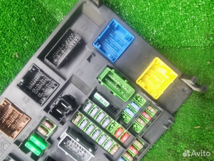 Блок предохранителей в салоне Citroen C4 седан 1.6