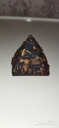 Шунгитовая пирамида