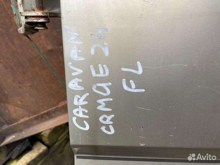 Передняя левая дверь Nissan Caravan