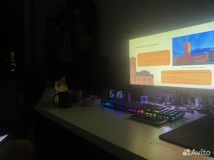 Игровой компьютер с монитором и клавиатурой