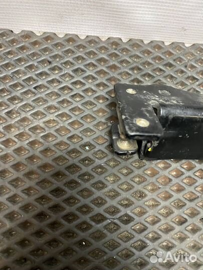 Петля решётки радиатора Volvo FH4 82060441