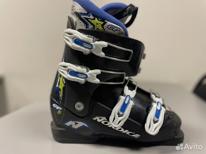 Горнолыжные ботинки и шлем детские