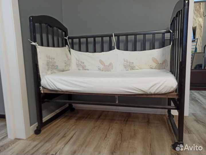 Детская кроватка со съёмной стенкой