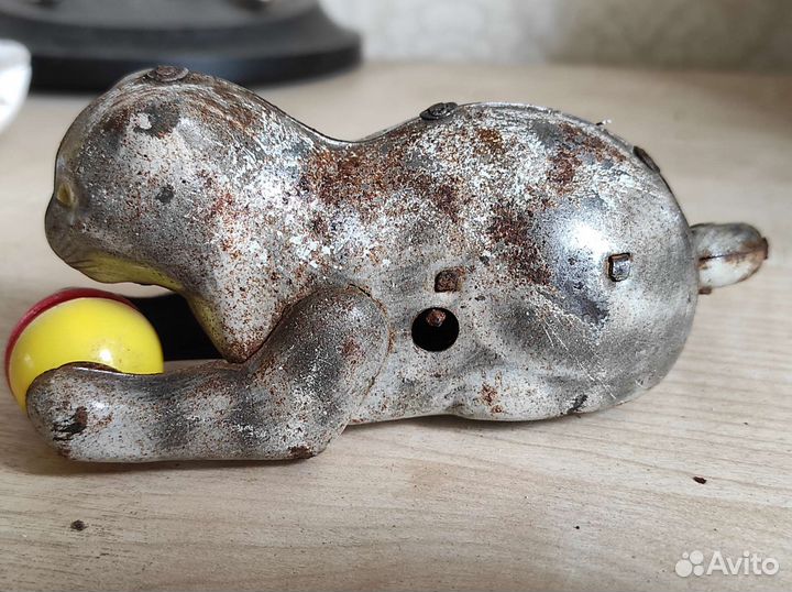 Антикварная игрушка кот с мячом