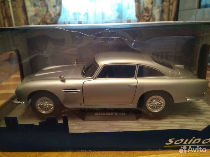 Модель автомобиля Астон Мартин DB 5 1:18
