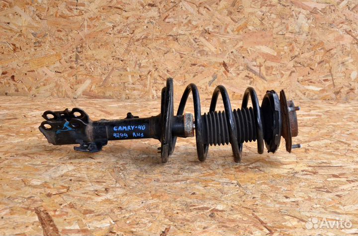 Стойка амортизатора передняя правая Toyota Camry