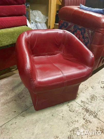 Кресло красное кожзам
