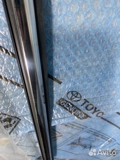 Накладка стекла передняя правая Toyota Rav4 XA40