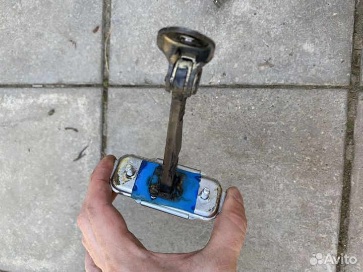 Ограничитель двери правый KIA Sportage 3