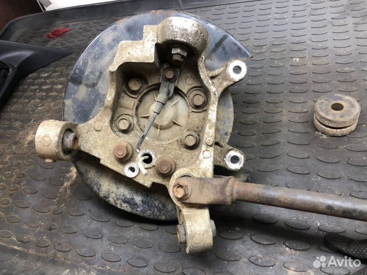 Кулак задний левый Nissan Teana J31 2003-2005