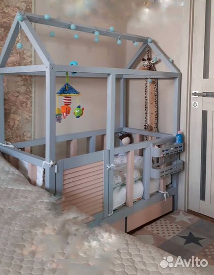 Детская кроватка домик