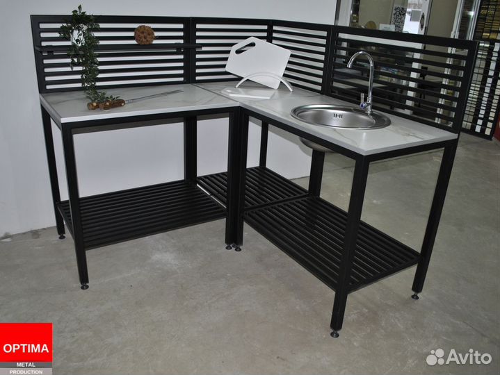 Кухонный стол с полкой