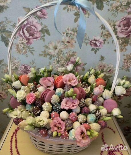 Корзина с клубникой в шоколаде