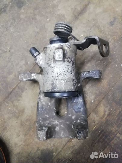 Суппорт тормозной задний левый на opel astra н