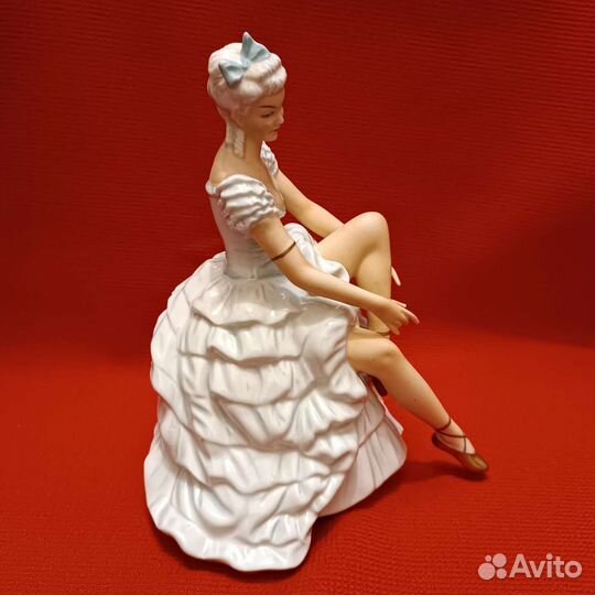 Статуэтка Балерина завязывающая пуанты