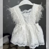 Нарядное платье для девочки с перьями на 80 р