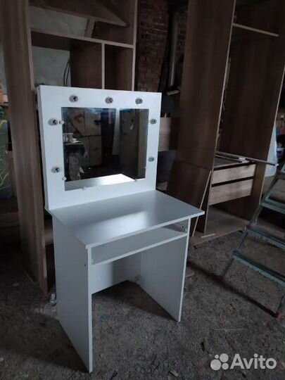 Продам столик туалетный с зеркалом (новый)