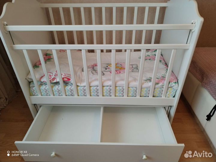 Детская кроватка с маятником и ящиком