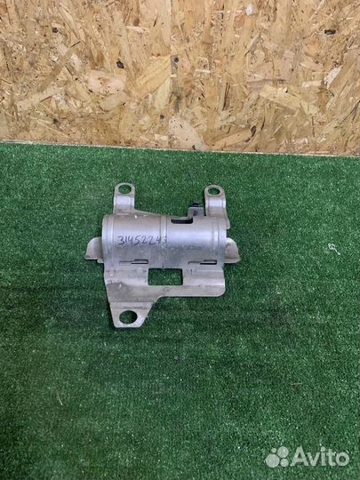 Volvo XC90 2015- XC60 кронштейн топливного фильтра