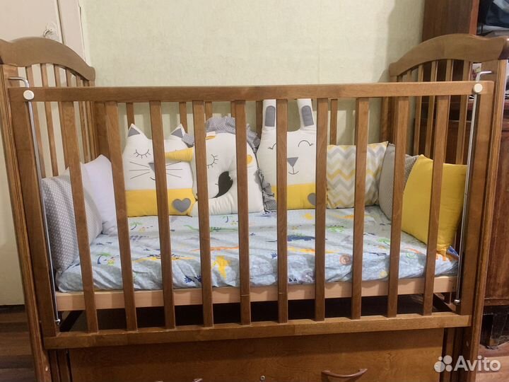 Детская кроватка с маятником и ящиком