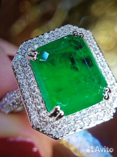 Кольцо с изумрудом