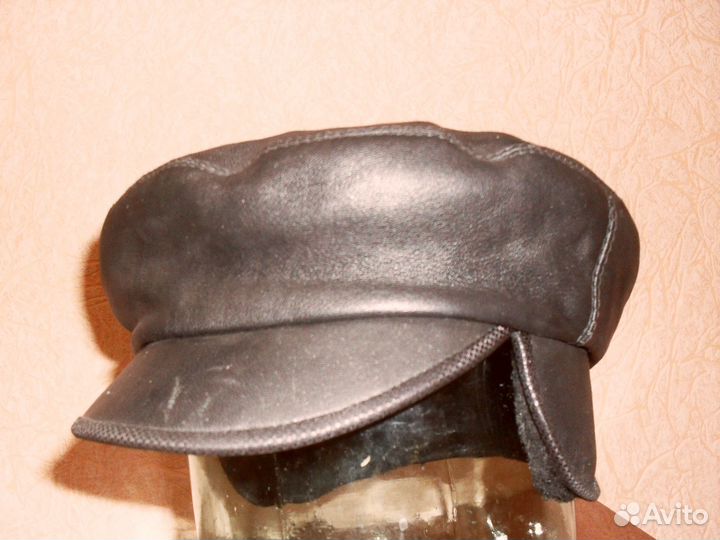 Теплая кожаная шапка с мехом внутри