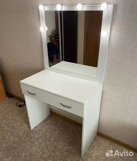 Туалетный столик с зеркалом и подсветкой