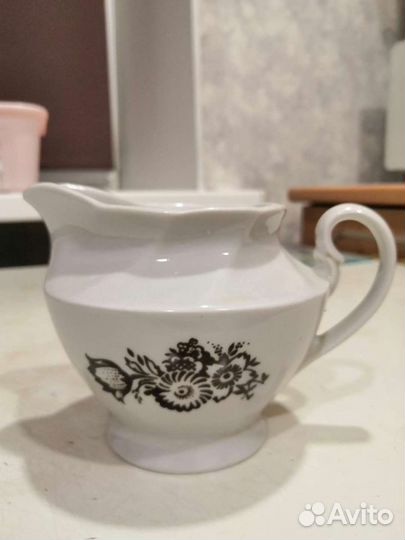 Посуда: тарелки, молочница, менажница, вареньицы