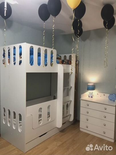 Детская двухъярусная кровать с лестницей