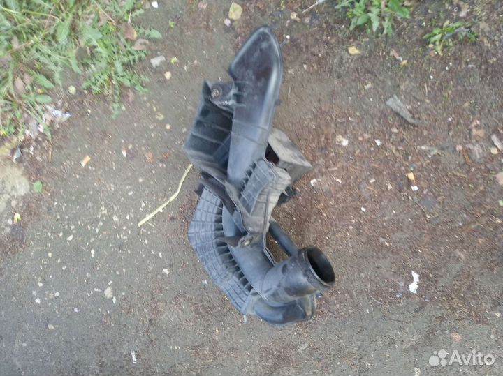 Резонатор воздушного фильтра Мазда 3 бк 2.0