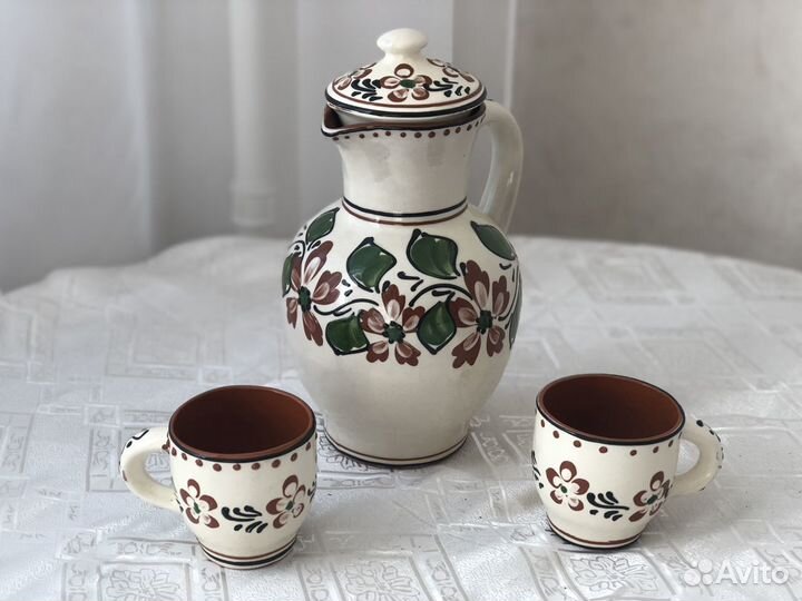 Глиняный кувшин и кружки