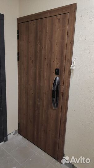 Дверь входная с биометрическим замком