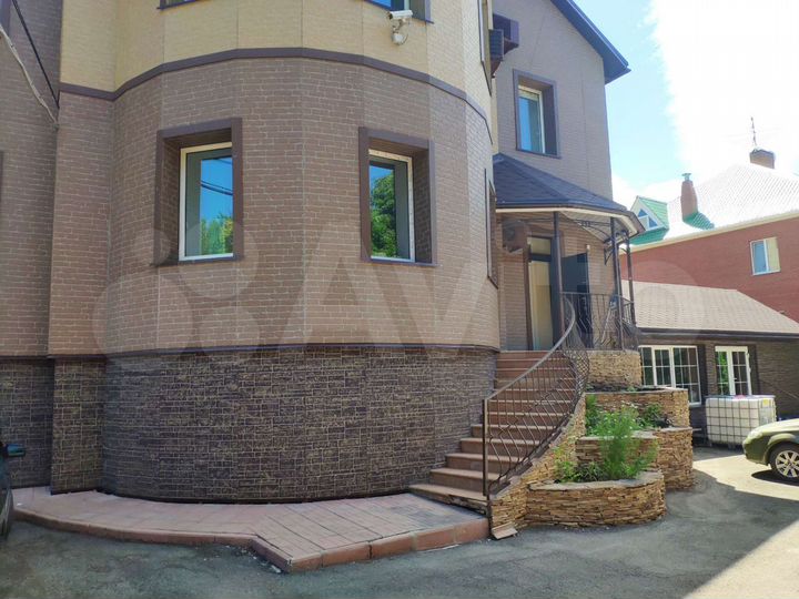 Дом 820 м² на участке 17 сот.