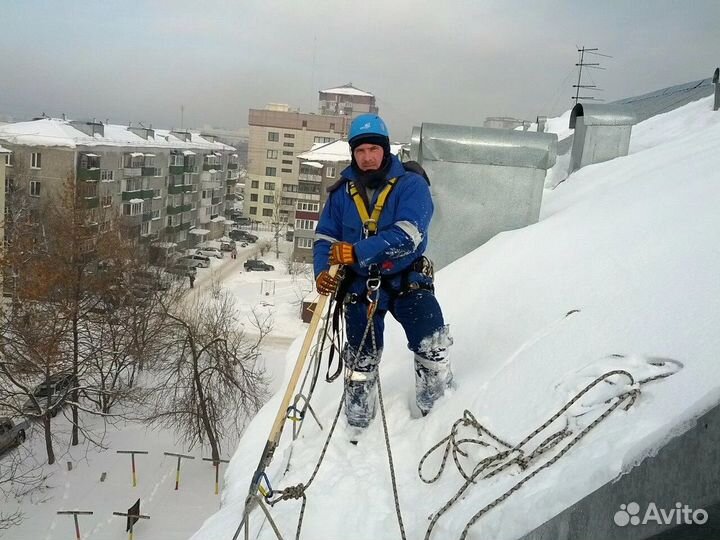 Уборка снега с крыш алпинисты