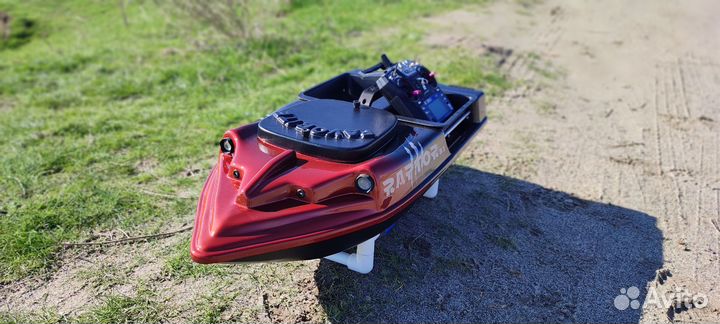 Кораблик для рыбалки с GPS Favorite raptor