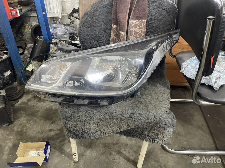 Продам фару переднию левую на Kia rio оригинал