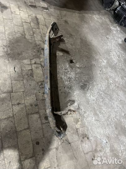 Усилитель бампера передний Passat B3