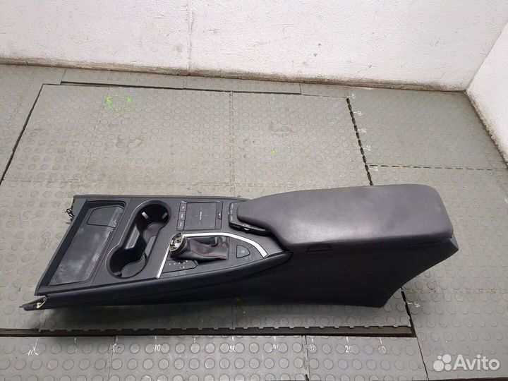 Консоль салона Lexus UX, 2019