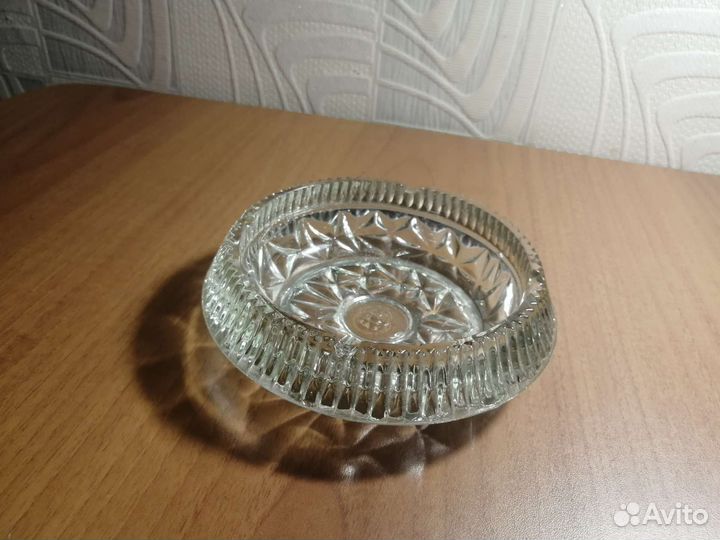 Стаканы, рюмки и пепельница