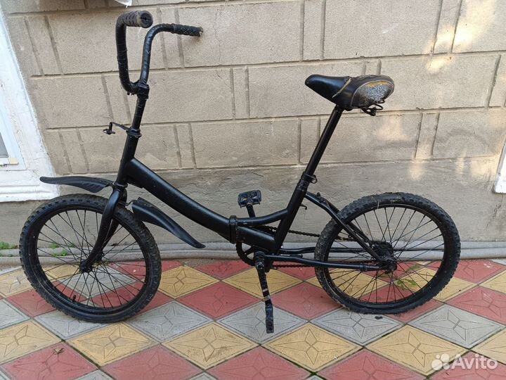 Старый крашенный велосипед