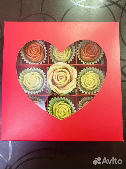 Шоколадные цветы/духи /косметика в круглой коробке