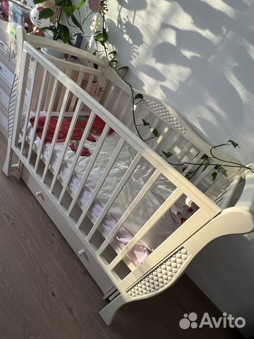 Детская кроватка с маятником
