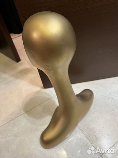 Золотой манекен для демонстрации