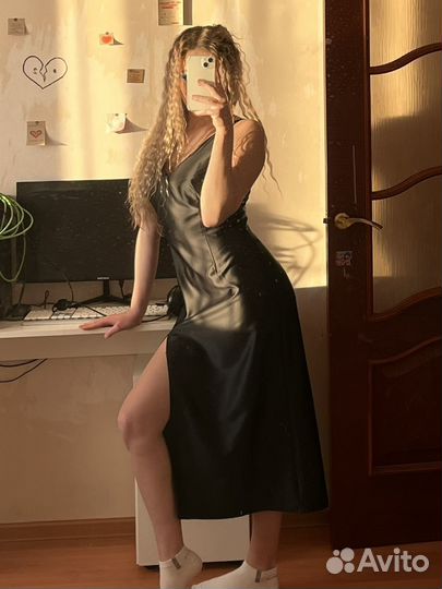 Атласное платье черное