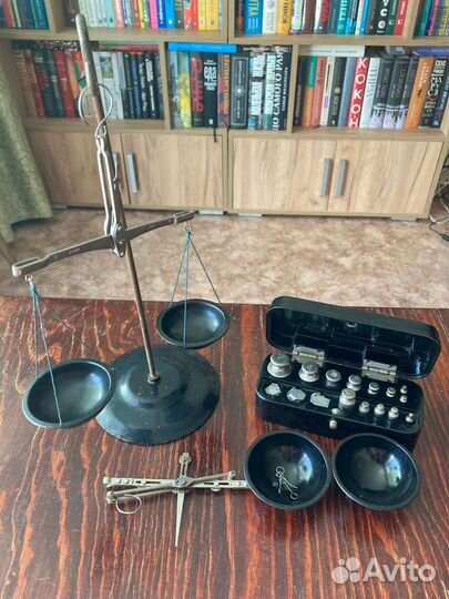 Весы лабораторные с гирьками