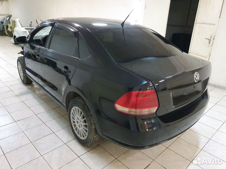 Левая центральная стойка VW поло 2012 год