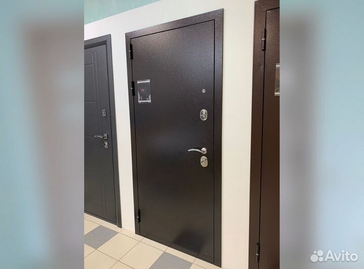 Входная дверь новая металлическая