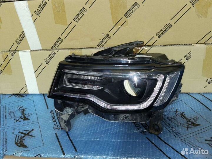 Фара левая Jeep Grand Cherokee WK2