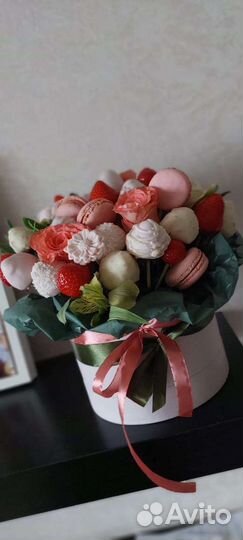 Букеты, сладкие из шоколада и клубники с цветами