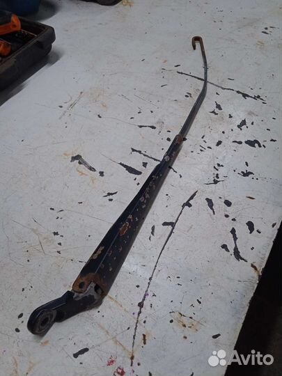 Поводок дворника левый Mercedes W638 Vito